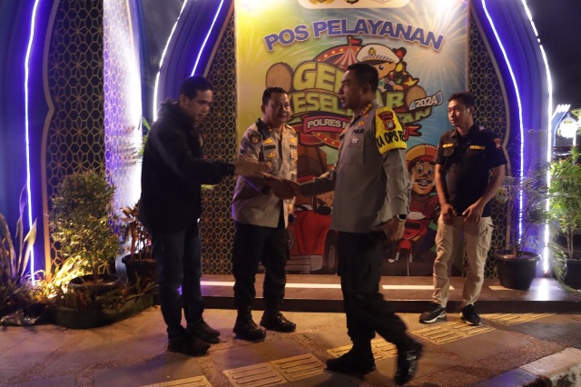 Kapolres Metro Bekasi Awasi Arus Balik Lebaran di Pos Pelayanan Gedung Juang Tambun