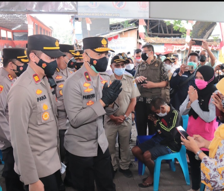 Kunjungi Gerai Vaksin Merdeka Polsek Pademangan, Wakapolda Beri Bantuan Beras
