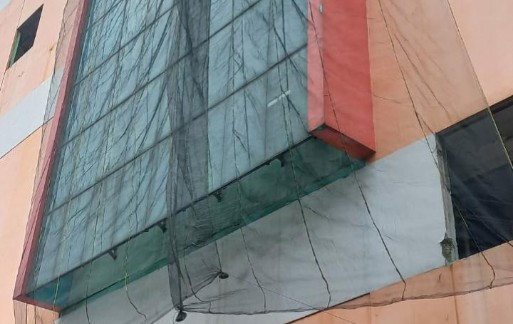 Hindari Korban Jiwa, Kaca Gedung Plaza Koja Ditutup Jaring