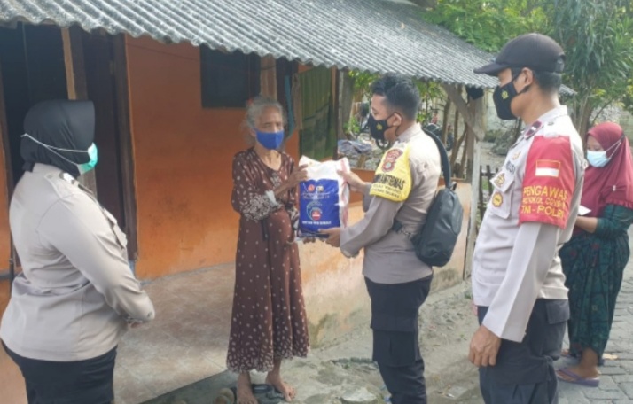 Polres Kep Seribu Bagikan Bansos Kepada 108 KK Warga Terdampak Covid-19 secara Door to Door