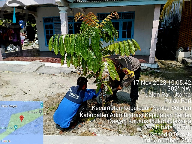 Polsek Kepulauan Seribu Selatan dan Warga Lakukan Aksi Penanaman Bibit Pohon untuk Menyelamatkan Lingkungan