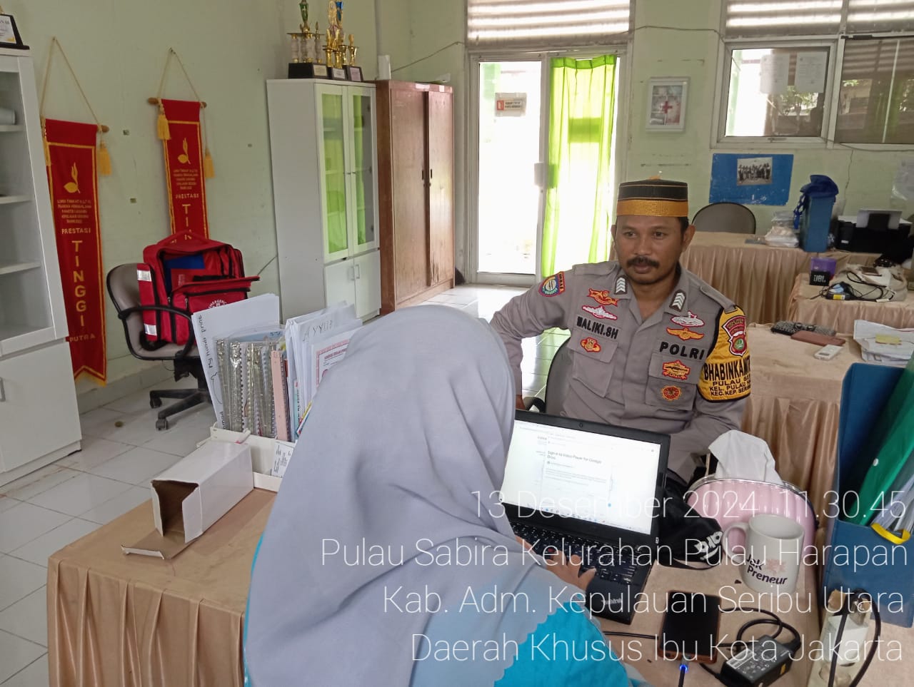 Bhabinkamtibmas Pulau Sabira Sambangi Guru Sekolah untuk Cegah Generasi Muda dari Bahaya Judi Online 