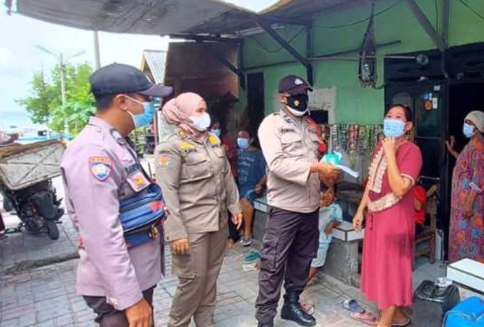Giatkan Himbauan ProKes dan Bagikan 1.200 Masker ke Warga, Polres Kep Seribu Terus Cegah Sebaran COVID19