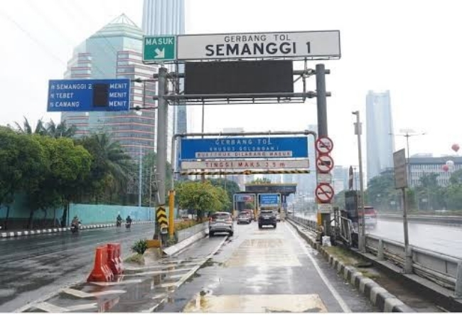 Gerbang Tol Dalam Kota Ditutup Sementara, Kelompok Massa Masih Bertahan