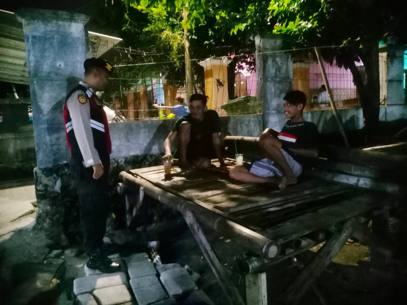 Patroli Malam Polsek Kepulauan Seribu Selatan: Mengantisipasi Gangguan Kamtibmas dan Membangun Harmoni Pasca-Pemilu