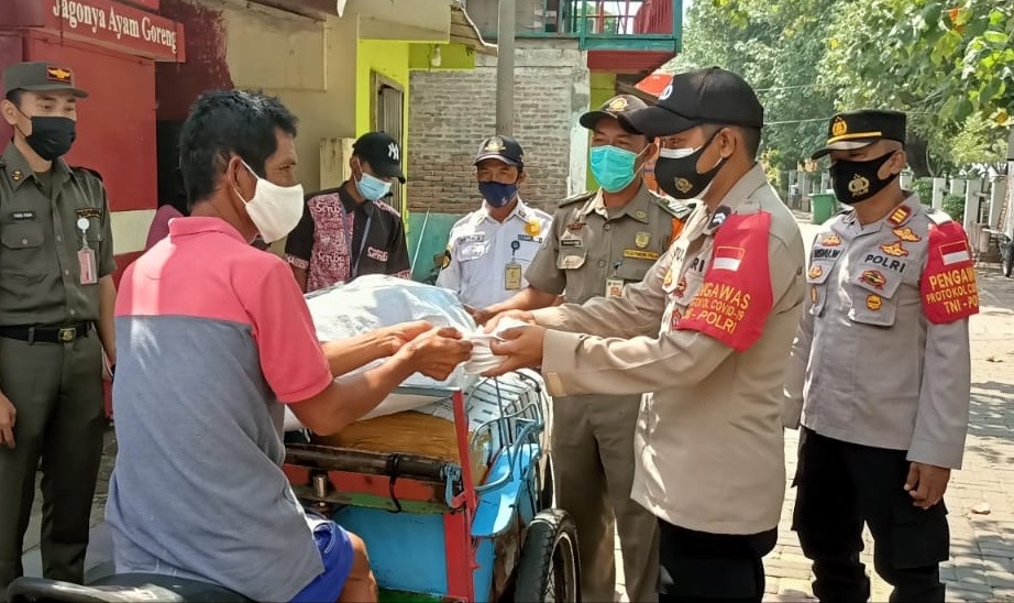 Kapolsek Kep Seribu Selatan Pimpin Giat Himbauan ProKes dan Pembagian Masker