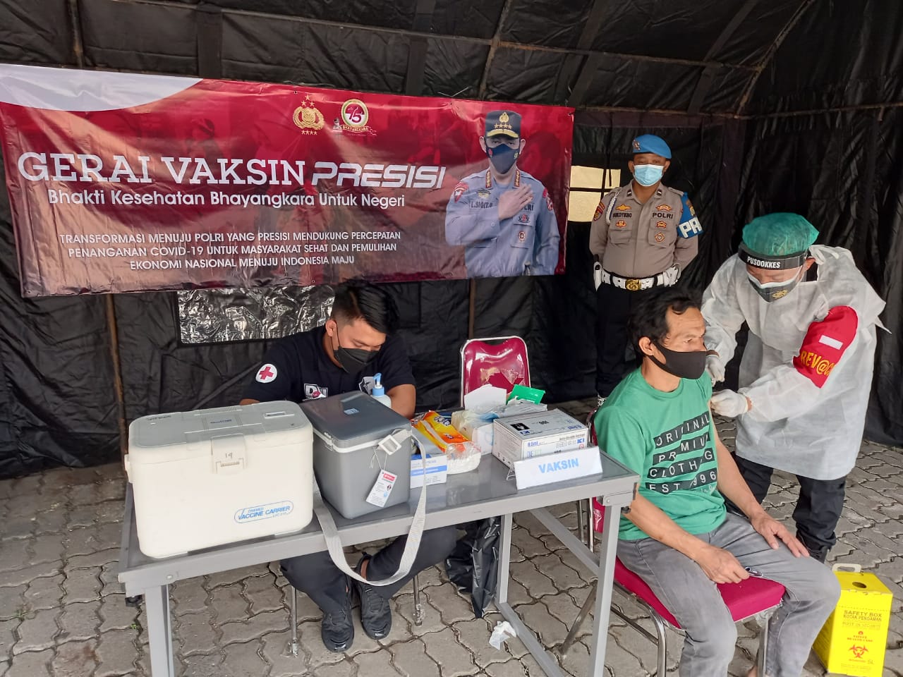 50 Warga Ikuti Suntik Vaksin di Gerai Vaksin Presisi Polsek Kawasan Muara Baru 