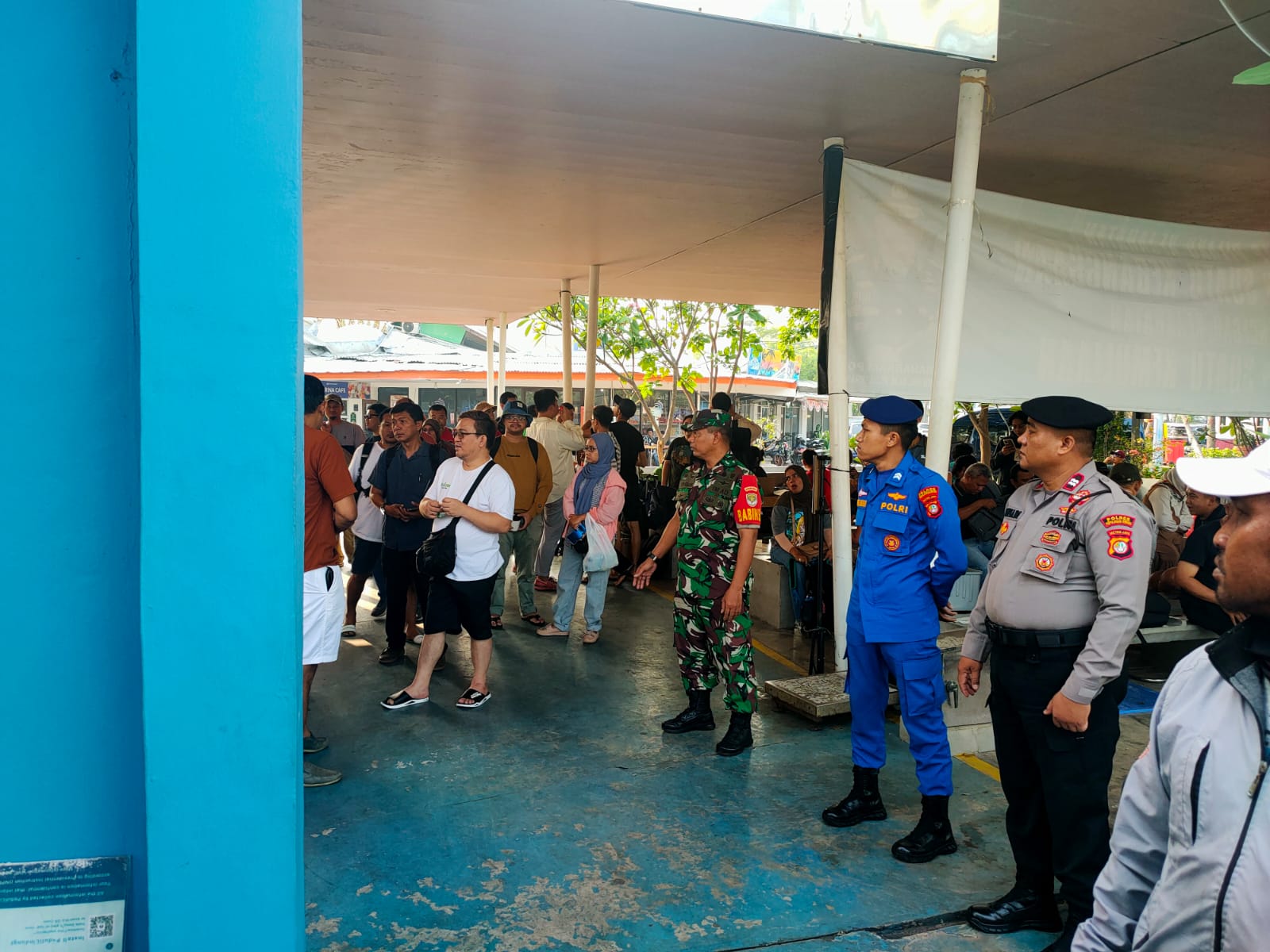 Polres Kepulauan Seribu dan TNI Bersama-sama Amankan Keberangkatan Penumpang Kapal di Dermaga 16 Marina Ancol