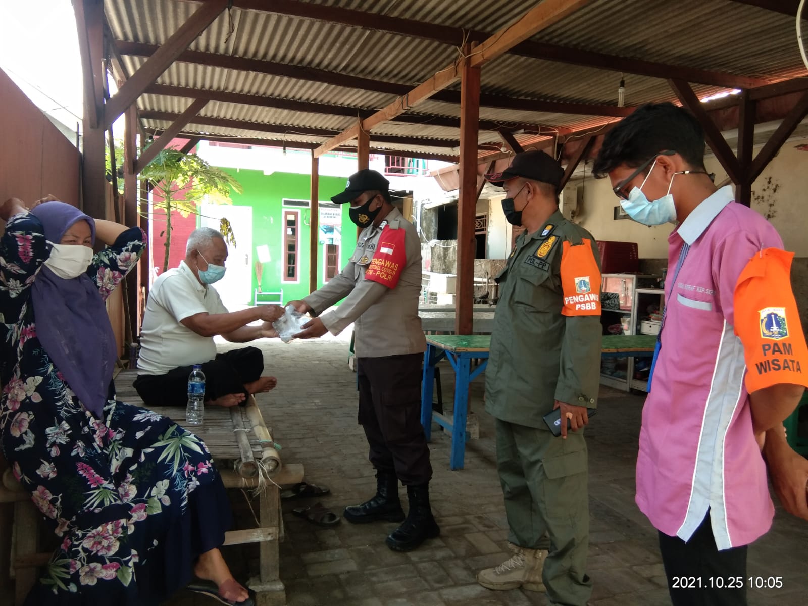 Cegah Covid-19, Hari ini Polres Kep Seribu Himbau ProKes dan Bagikan 1.600 Masker ke Warga