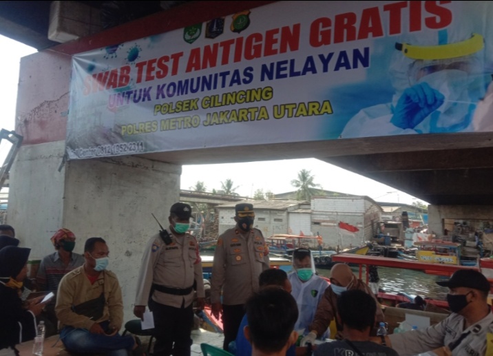 100 Nelayan Diswab Test Polsek Cilincing, Hasilnya 1 Orang Positif Covid 19