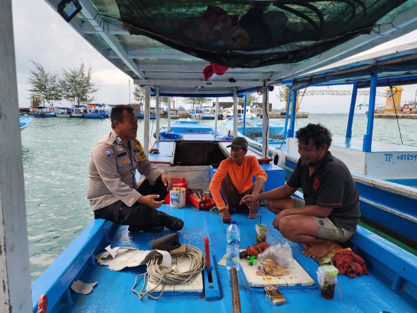 Bhabinkamtibmas Pulau Pramuka Sambangi Kapal Kayu, Himbau Keselamatan Pelayaran di Tengah Pemandangan Laut Indah