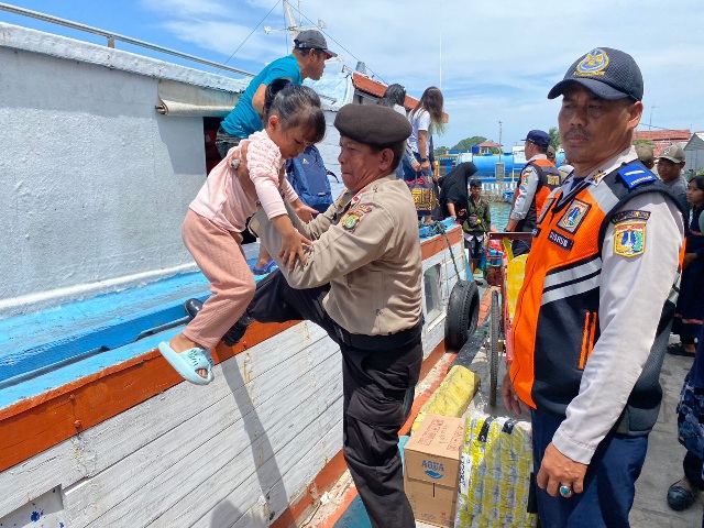 Pospam Ops Ketupat Jaya 2024: Polres Kepulauan Seribu Memastikan Kedatangan Wisatawan Berjalan Lancar dan Aman