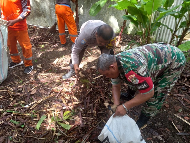 Sinergi TNI, Polri, ASN, dan Warga Pulau Harapan Gelar Kerja Bakti Bersihkan Lingkungan