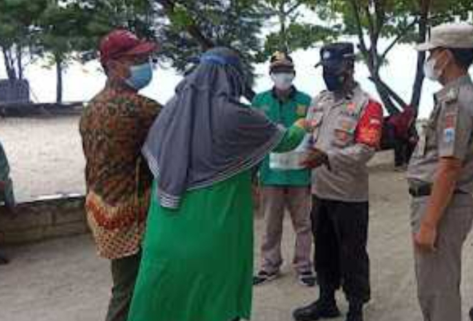 Giatkan Himbauan ProKes dan Bagikan 1.100 Masker, Polres Kep Seribu Terus Cegah Sebaran COVID19