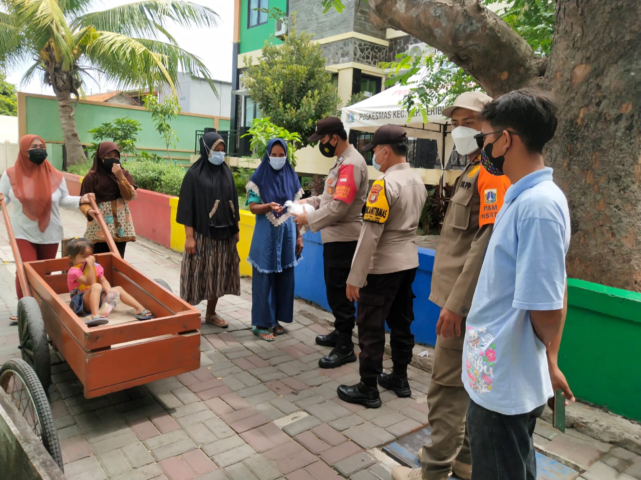 Polsek Kep Seribu Selatan Terus Himbau ProKes dan Bagikan 750 Masker Untuk Cegah Sebaran COVID-19