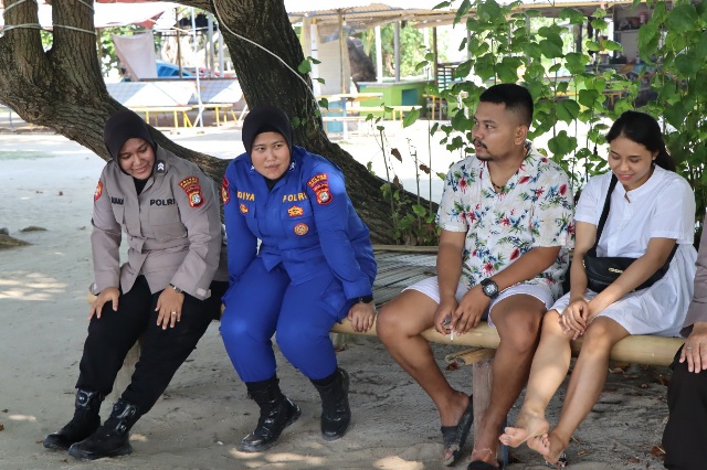 Srikandi Polres Kepulauan Seribu: Briptu Lidya dan Briptu Tri Buana Bersama Masyarakat Pulau Tidung dalam Kegiatan "Jumat Curhat"