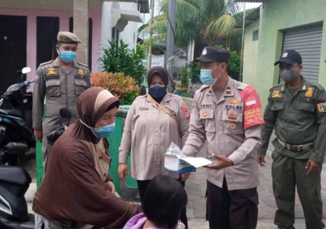 Bagikan 1.000 Masker ke Warga, Polres Kep Seribu Sampaikan Imbauan ProKes