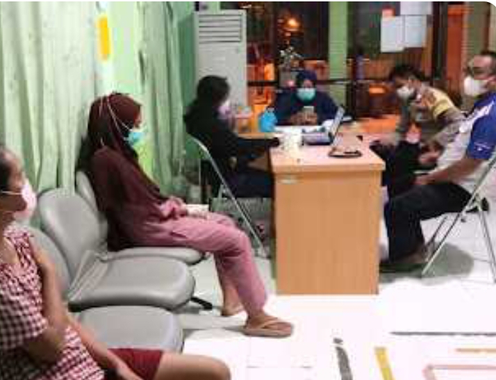 Percepat Herd Immunity, Polsek Kep Seribu Utara Gelar Vaksinasi Booster Malam Hari Selama Puasa