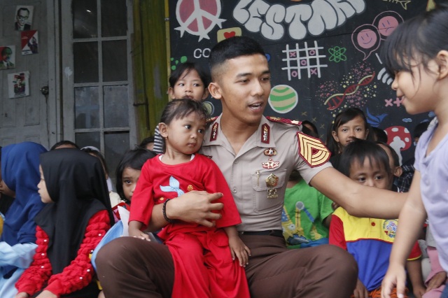 Taruna Akademi Kepolisian Berbagi Kasih di Situ Rompong Rempoa