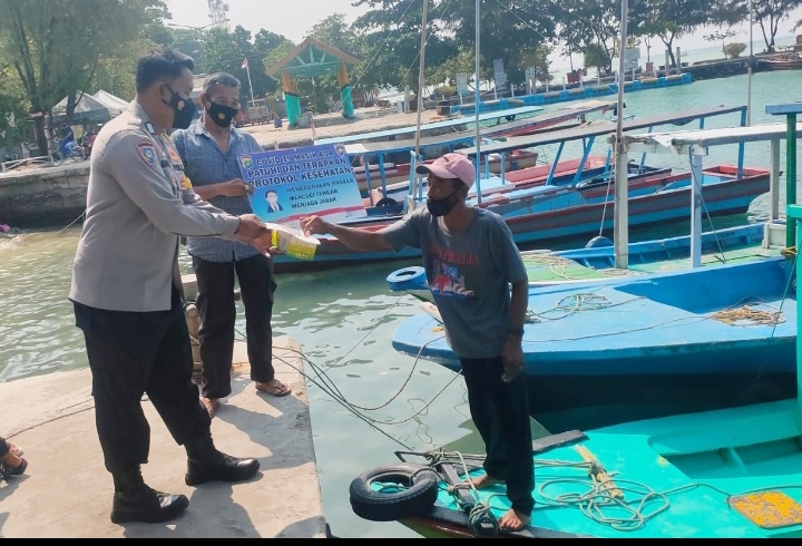 2.100 Masker Medis Dibagikan Polres Kep Seribu & Jajaran Ke Warga