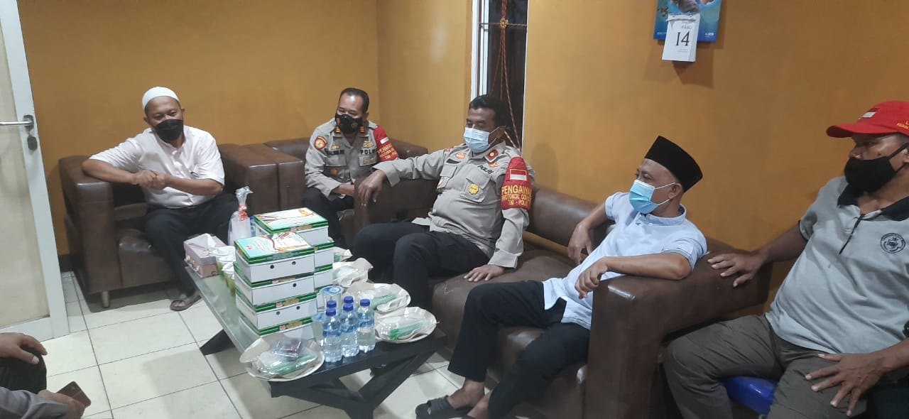 Kapolsek Tanjung Priok Buka Puasa Bersama Pengurus RW 06 Kebon Bawang