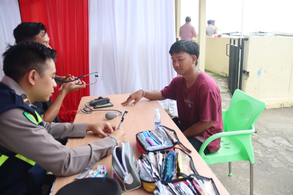 Kapolres Kepulauan Seribu pimpin Cek Kesehatan Petugas TPS dan personel pengamanan Pasca Pemungutan Suara Pemilu 2024 di Pulau Panggang