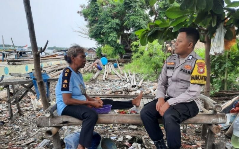 Bhabinkamtibmas Pulau Lancang Jalin Silaturahmi dengan Warga, Imbau Jauhi Judi Online