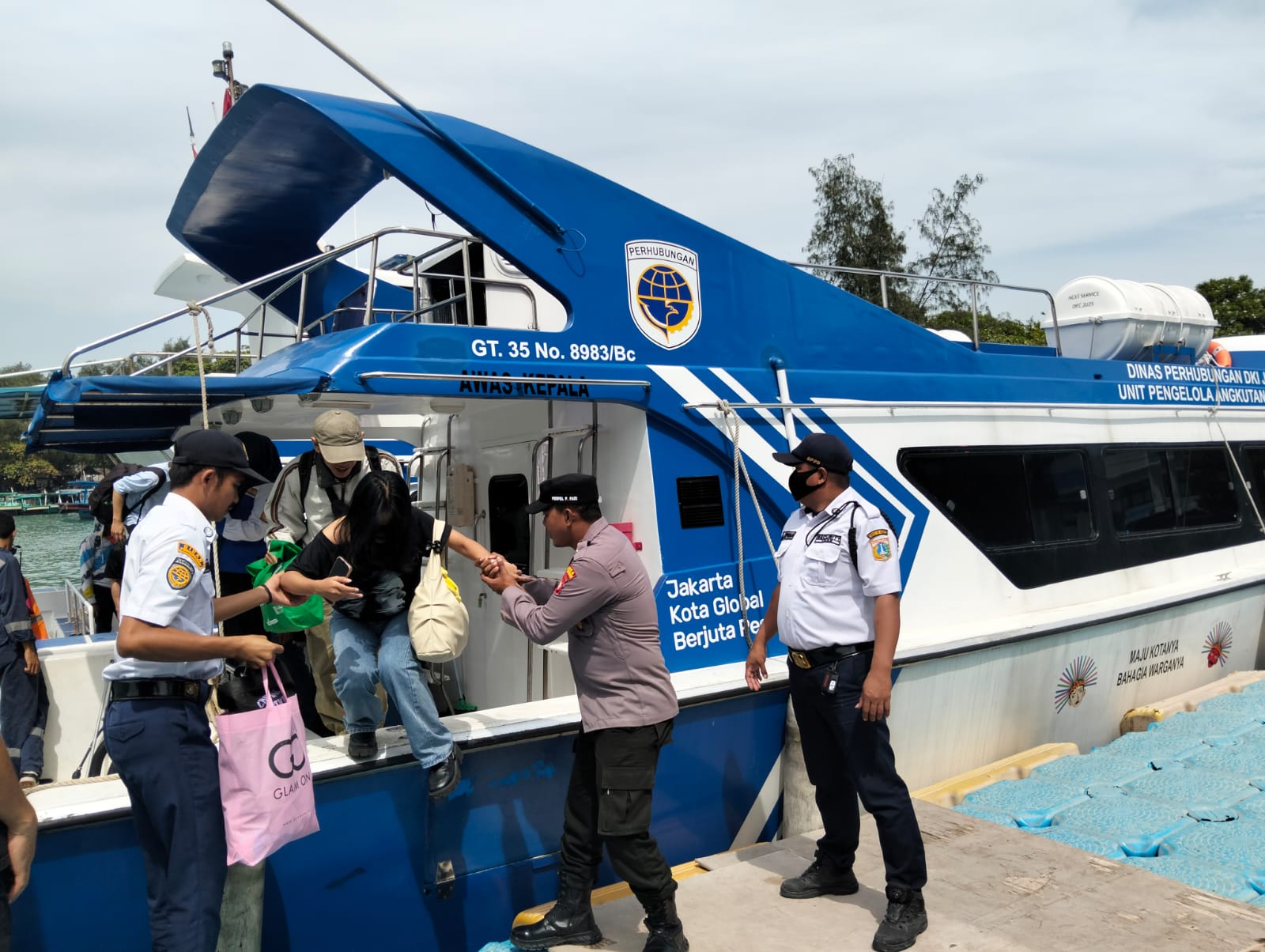 Polisi Baik di Dermaga: Polsek Kepulauan Seribu Selatan Wujudkan Pengamanan Humanis di Pulau Tidung dan Pulau Pari