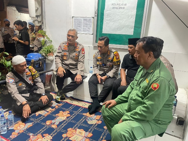 Pendistribusian Bantuan Sosial dari Kapolda Metro Jaya untuk  Satpam, Linmas, Hansip dan Petugas Keamanan