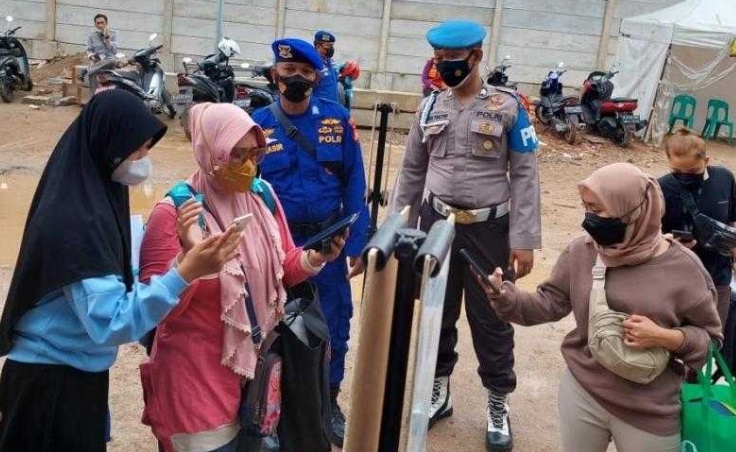 Jelang Tahun Baru, Polres Kep Seribu Tingkatkan Pengawasan ProKes Di Dermaga Pelabuhan Kaliadem Muara Angke dan Wajibkan 227 Wisatawan Ke Pulau Scan Barcode Peduli Lindungi
