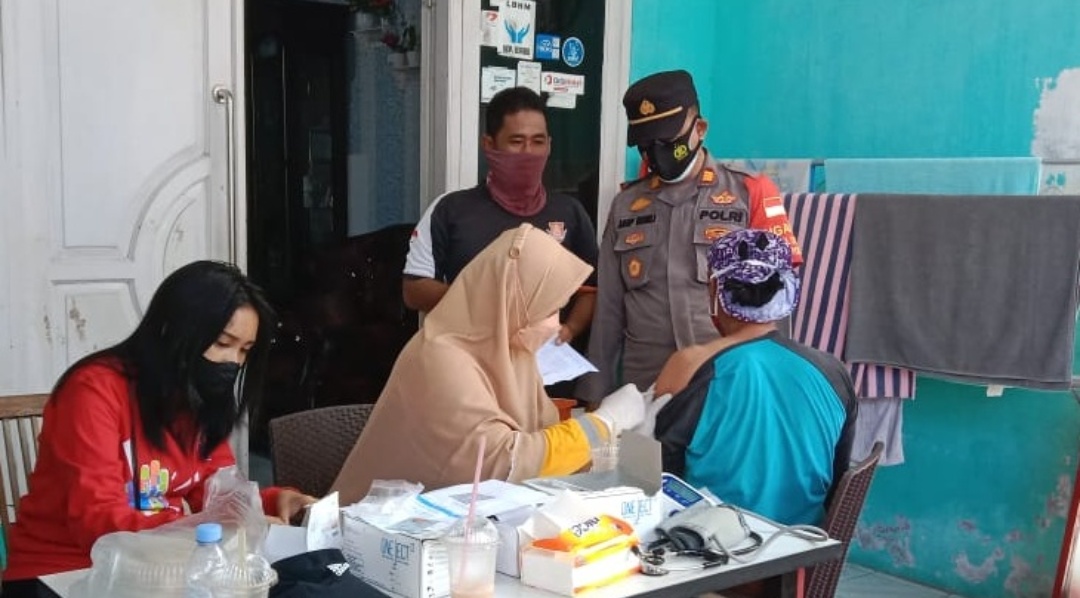 Kapolsek Kepulauan Seribu Utara Sambangi Warga Belum Vaksin dan Ajak Ke Gerai Vaksin COVID-19