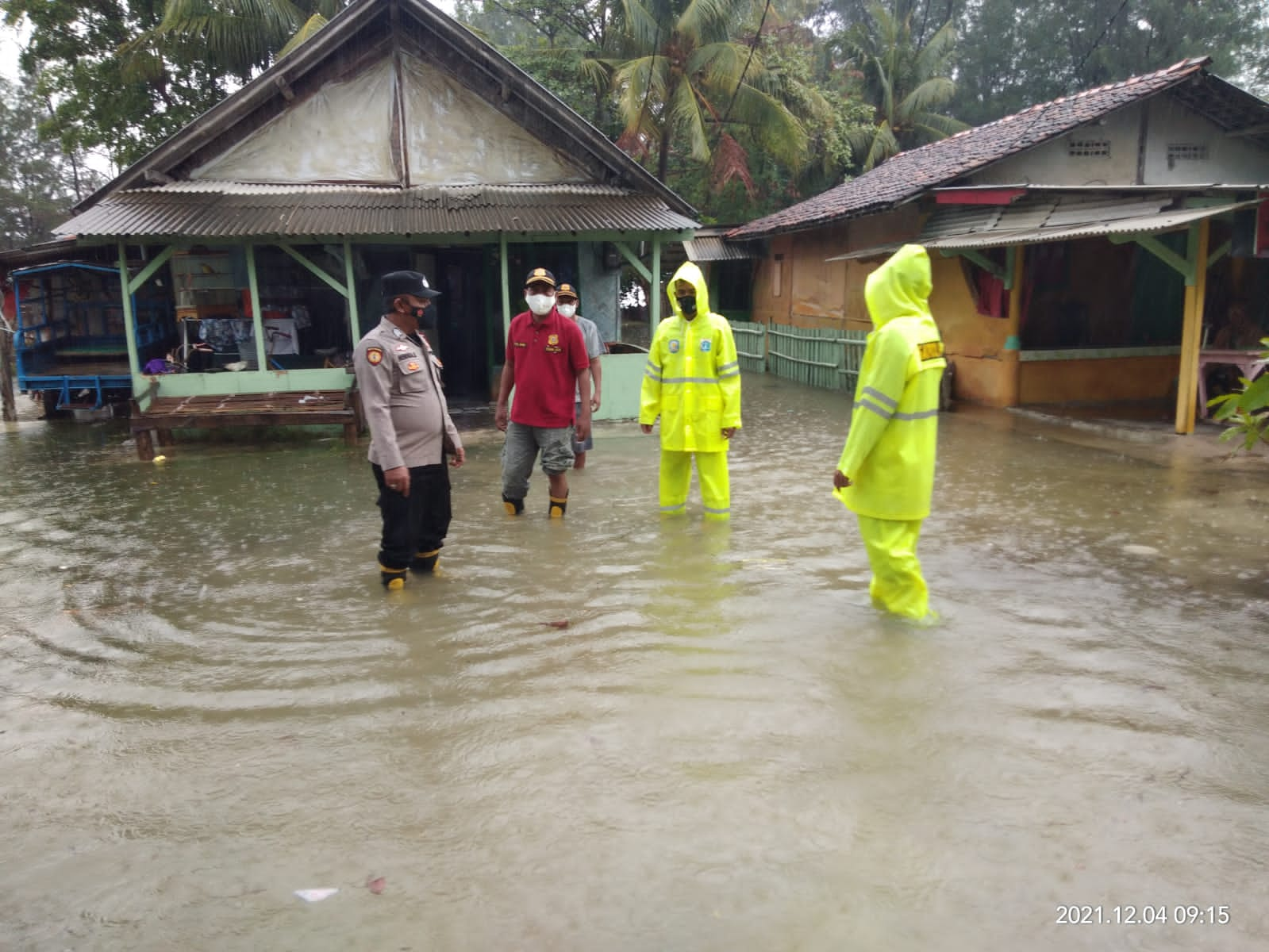 Ini Upaya Polsek Kep Seribu Selatan Dalam Membantu Warganya Yang Terdampak Banjir Rob