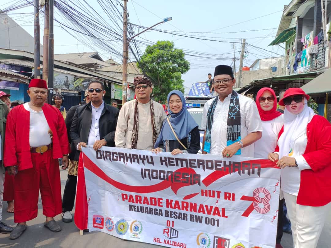 Warga di 15 RT Ikuti Parade Karnaval Keluarga Besar RW 001