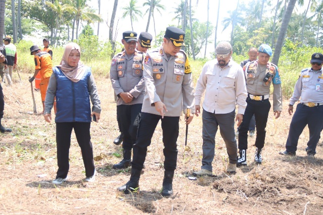 Kapolres Kepulauan Seribu Tinjau Lahan Produktif Ketahanan Pangan Polri di Pulau Tidung