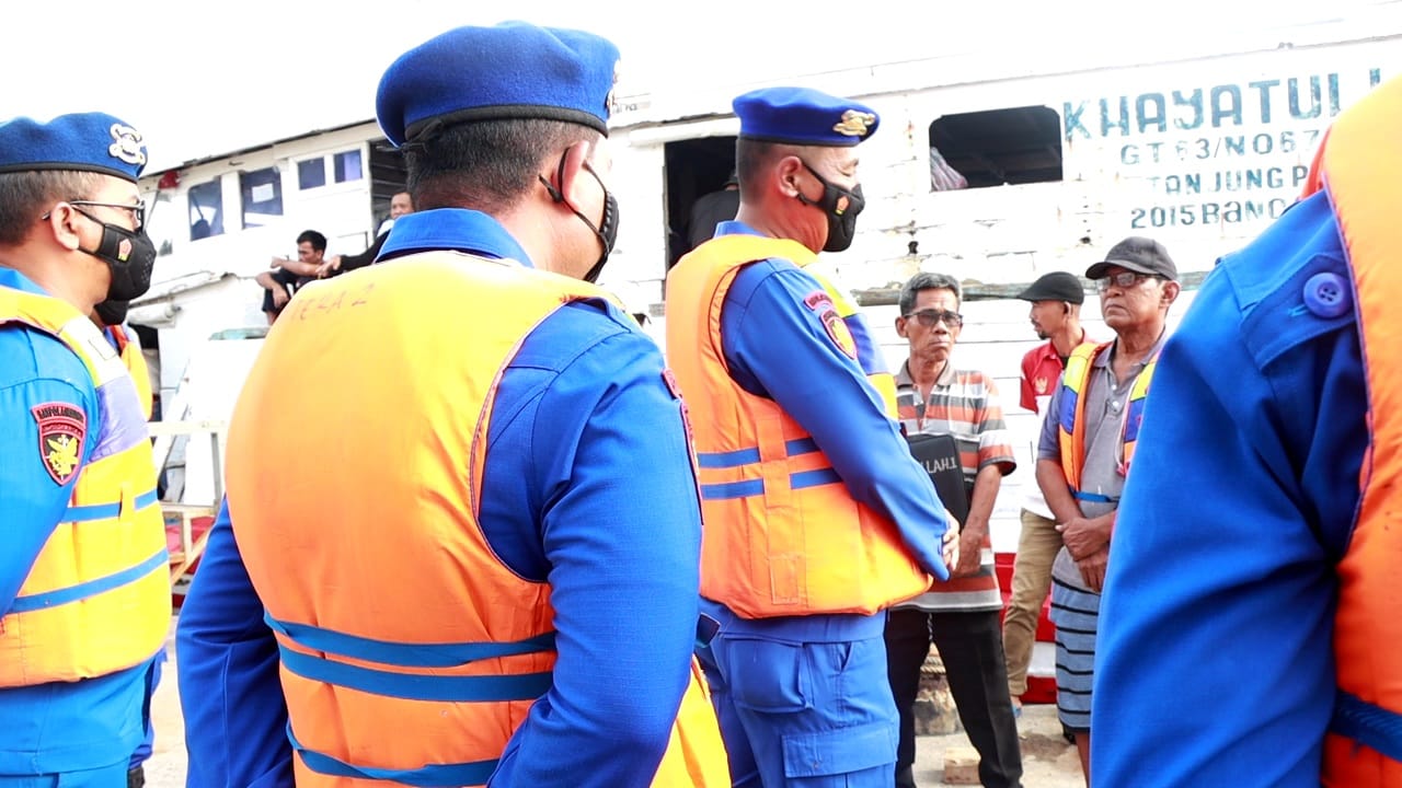 Penumpang Kapal di Kali Adem terima Edukasi Keselamatan Berlayar oleh Sat Polair Polres Kep. Seribu