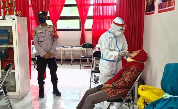 Giatkan Swab Antigen Door to Door, Polsek Kep Seribu Utara Terus Cegah Sebaran COVID19