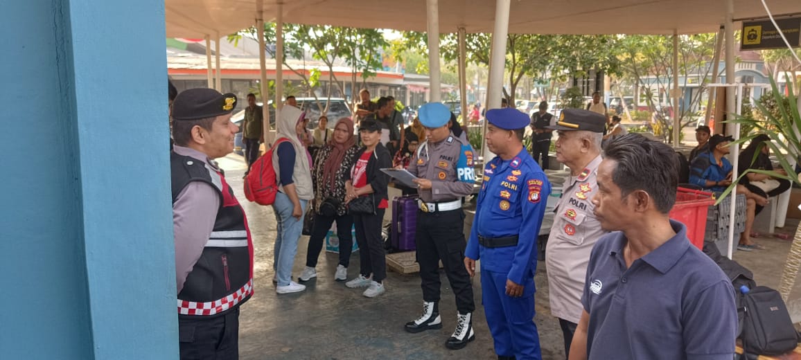 Polres Kepulauan Seribu Amankan Keberangkatan Warga dan Wisatawan di Dermaga 16 dan 17 Marina Ancol sambil Sosialisasikan Call Centre POLRI 110
