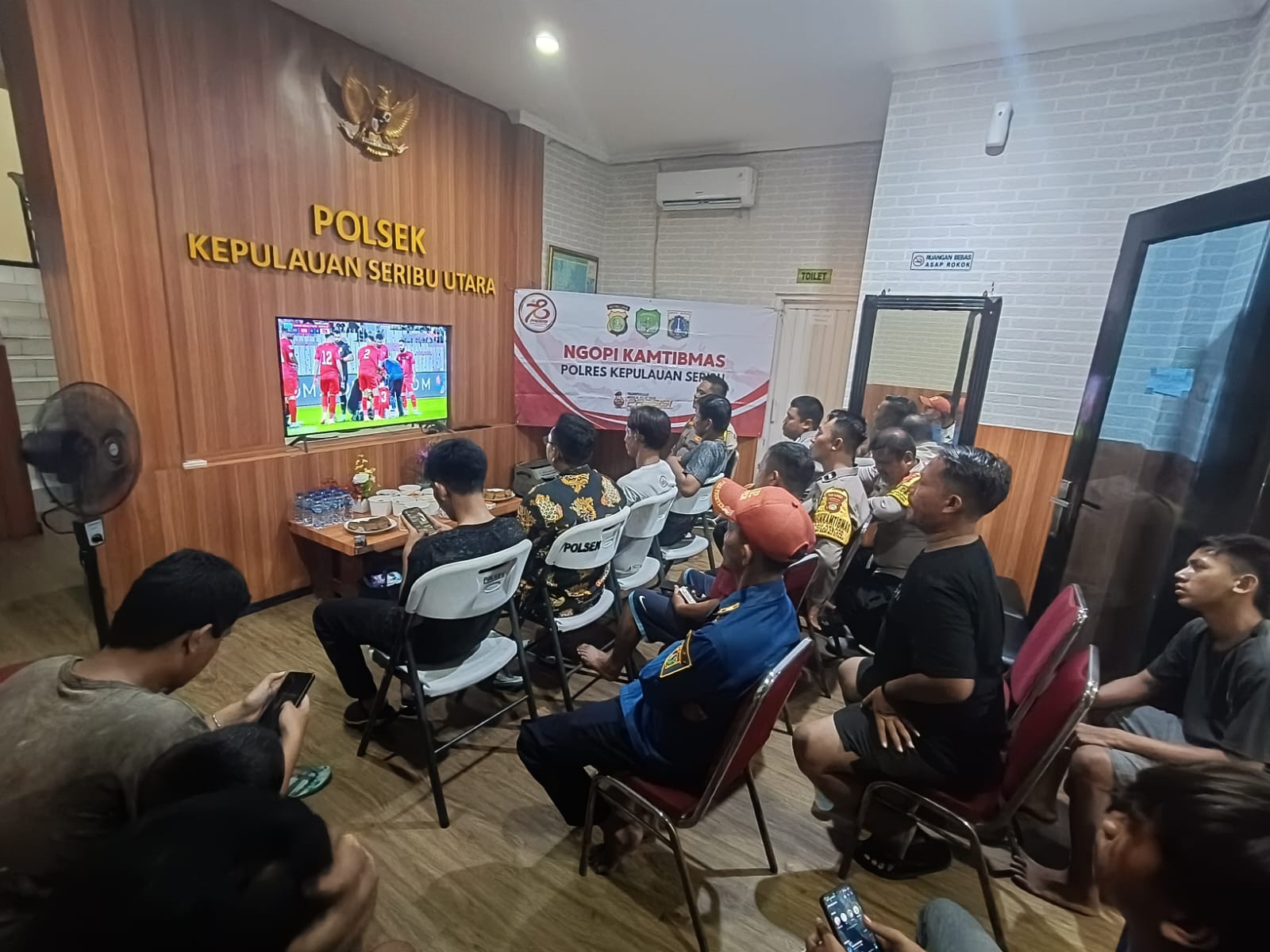 Kapolsek Kepulauan Seribu Utara Rangkul Remaja Pulau dalam Ngopi Kamtibmas Cegah Tawuran