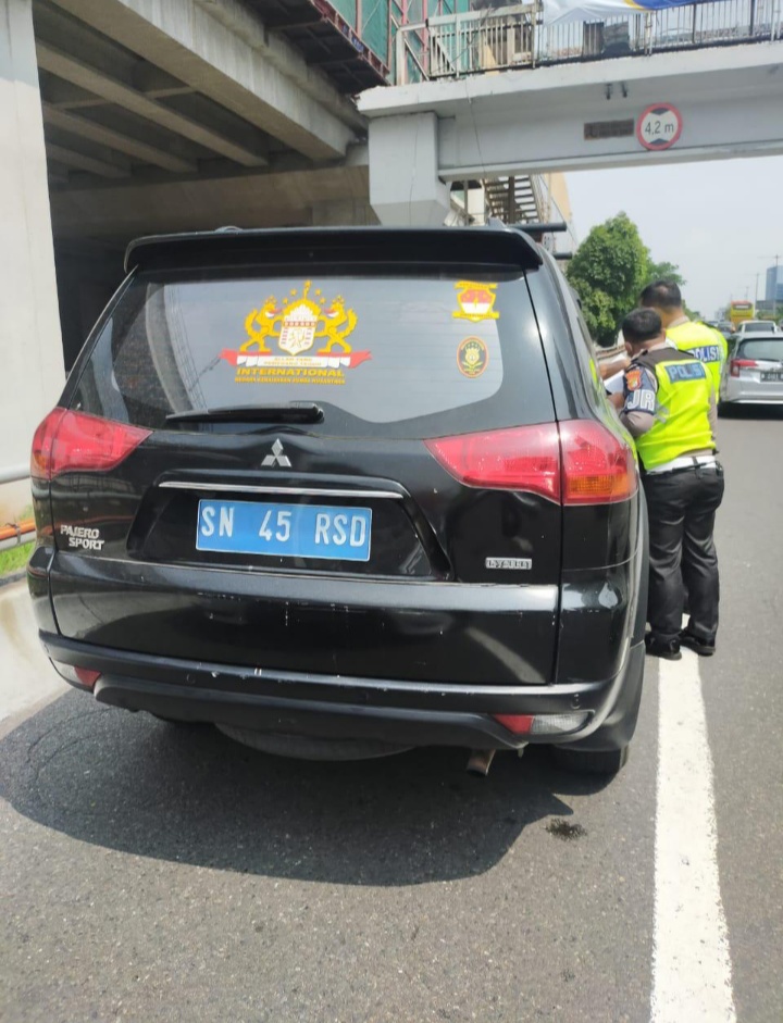 Gunakan Plat SN, Polisi Amankan Mobil Milik Warga Kekaisaran Sunda Nusantara