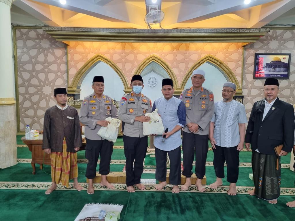 Cooling System, Dirbinmas PMJ Pimpin Penyerahan Bantuan Sembako dan Alquran dari Kapolda Metro Jaya