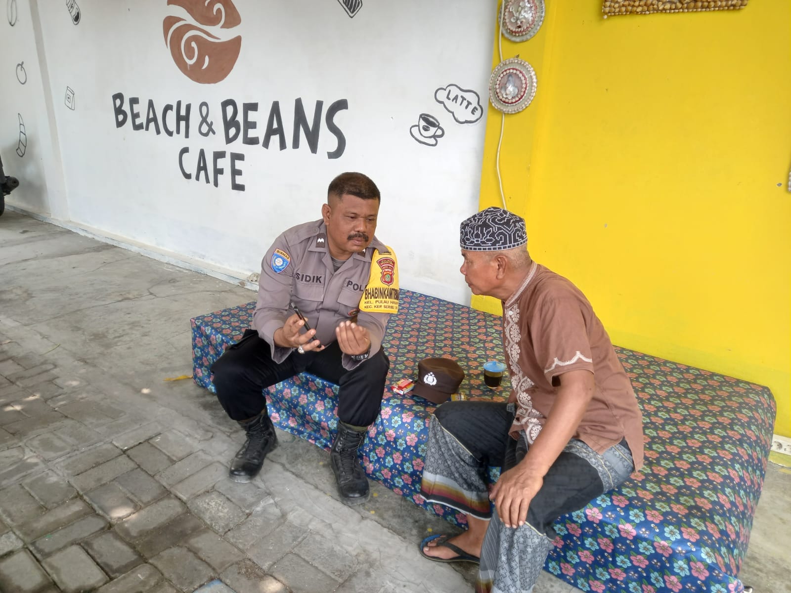 Bhabinkamtibmas Polres Kepulauan Seribu Sosialisasikan Layanan Contact Center 110 untuk Peningkatan Keamanan Publik