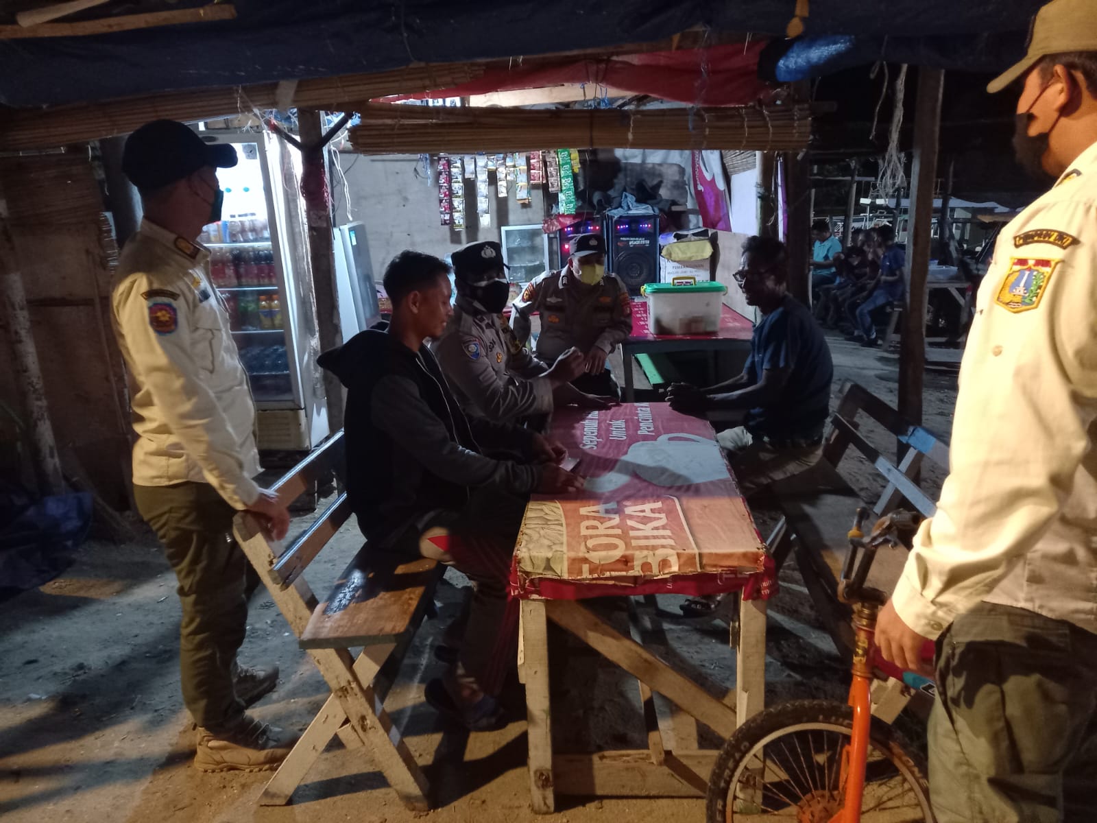 Patroli Malam, Polsek Kepulauan Seribu Utara Berikan Himbauan Kepada Para Wisatawan