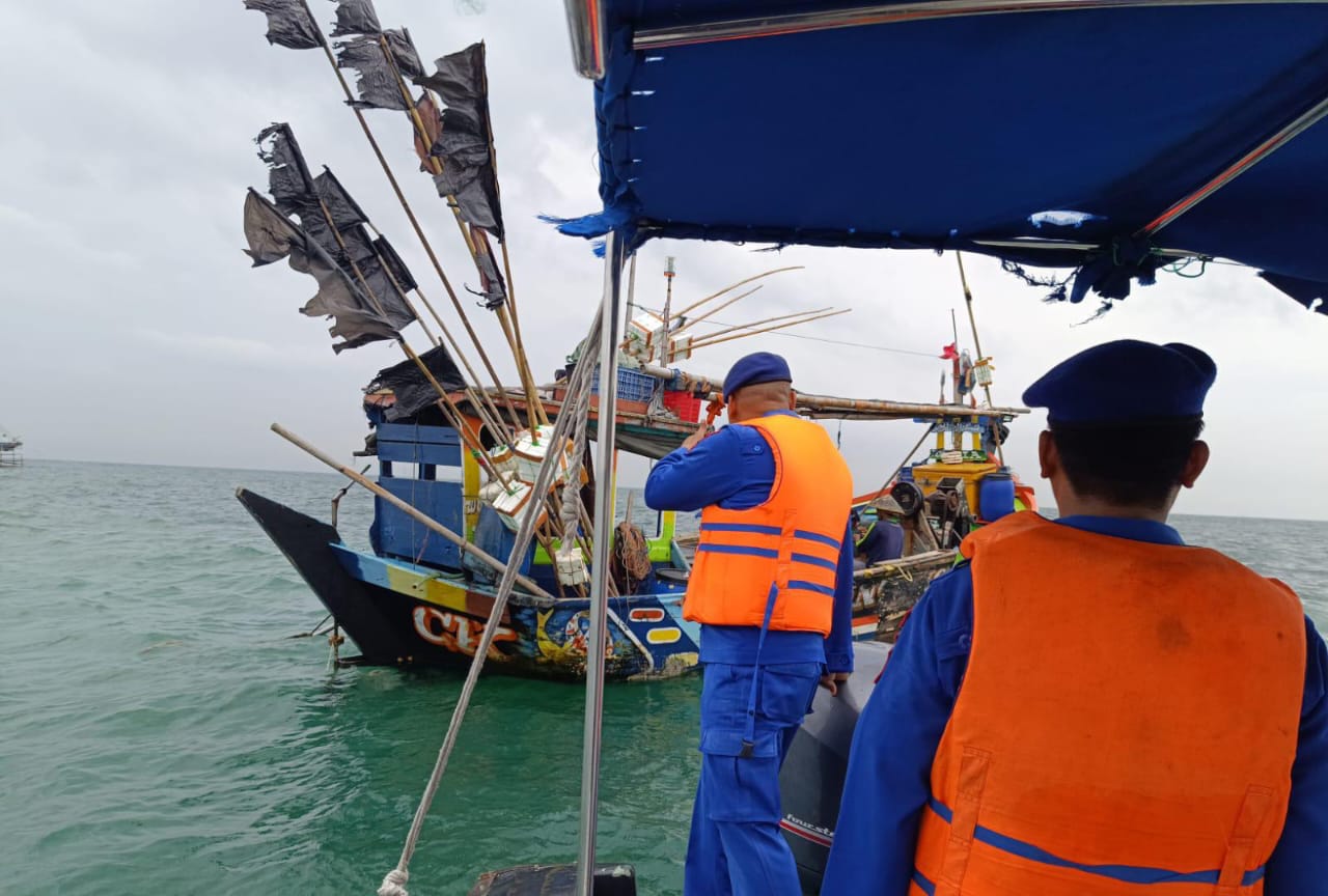 Patroli Satpolairud Polres Kepulauan Seribu dengan KP. VII-40-203 Himbau Nelayan Waspada Cuaca Buruk 