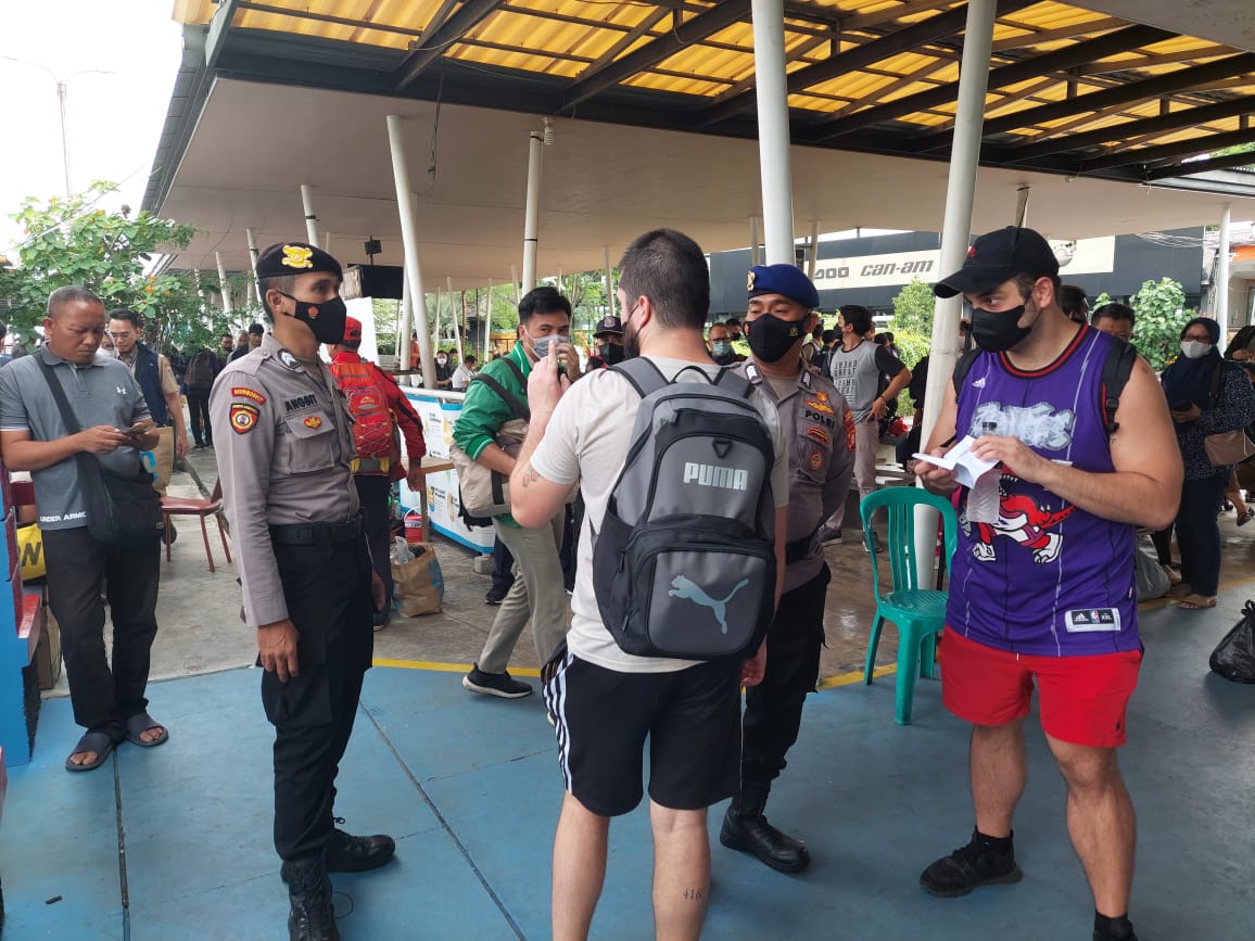 Pengamanan Dermaga Marina Ancol Oleh Polres Kepulauan Seribu Guna Mencegah Penyebaran Covid-19