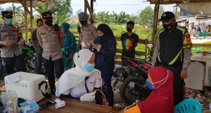 Sambangi Warga yang Belum Divaksin, Polsek Pademangan Gelar Vaksinasi Presisi Mobile