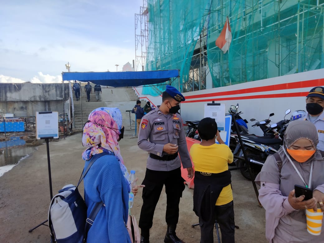 Di Pelabuhan Kaliadem Muara Angke, Personel Polres Kep Seribu Himbau 130 Wisatawan ke Pulau Scan Barcode Peduli Lindungi