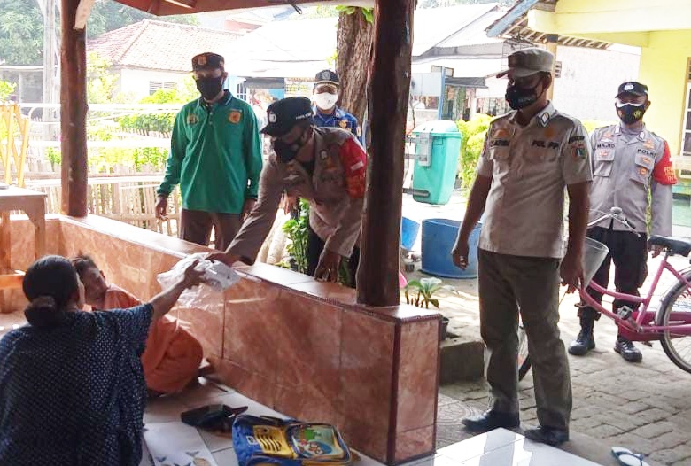 Warga di Ruang Publik di Himbau ProKes dan di Bagikan Masker oleh Polres Kep Seribu