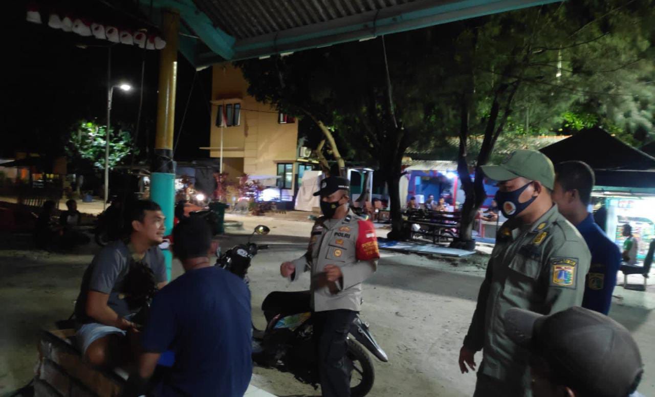 Patroli Malam, Polsek Kepulauan Seribu Selatan Berikan Himbauan Kepada Para Wisatawan