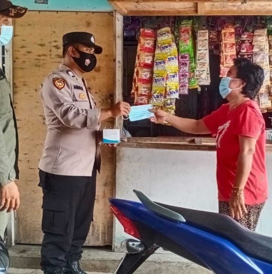 Terus Bagikan 900 Masker dan Sampaikan Imbauan ProKes, Polres Kep Seribu Cegah Sebaran COVID-19