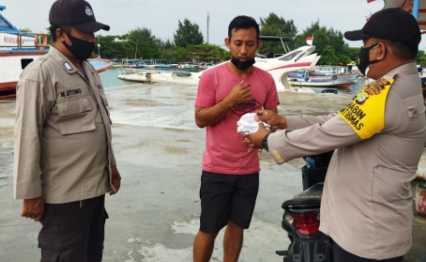 Polsek Kep Seribu Utara Terus Cegah COVID-19 Dengan Sampaikan Himbauan ProKes dan Bagikan Masker ke Warga
